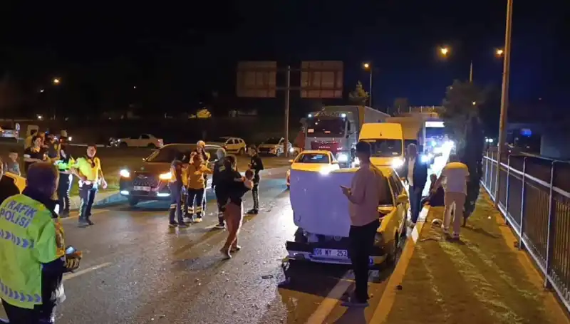 Otoyolda Kuralsız Geri Dönüşün Getirdiği Korkunç Kaza: 4 Yaralı!