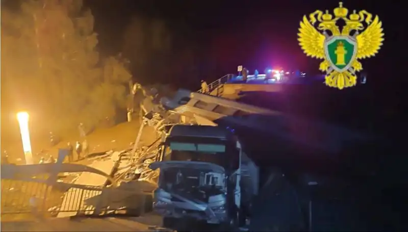 Rusya'da Köprü Çöktü: Tren Kazasında 7 Kişi Hayatını Kaybetti