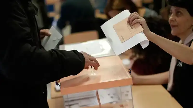 İspanya'da Sosyalistlerin İkinci Seçim Hezimeti: Nedenler ve Sonuçlar