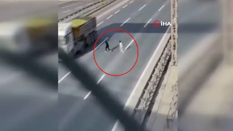 Tehlikeli Yolculuk Kameralara Yansıdı: İzlerken Tüyler Ürperten Anlar