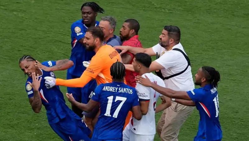 Futbol Finalinde Şok Eden Olay: Teknik Direktör Futbolcuya Yumruk Attı!