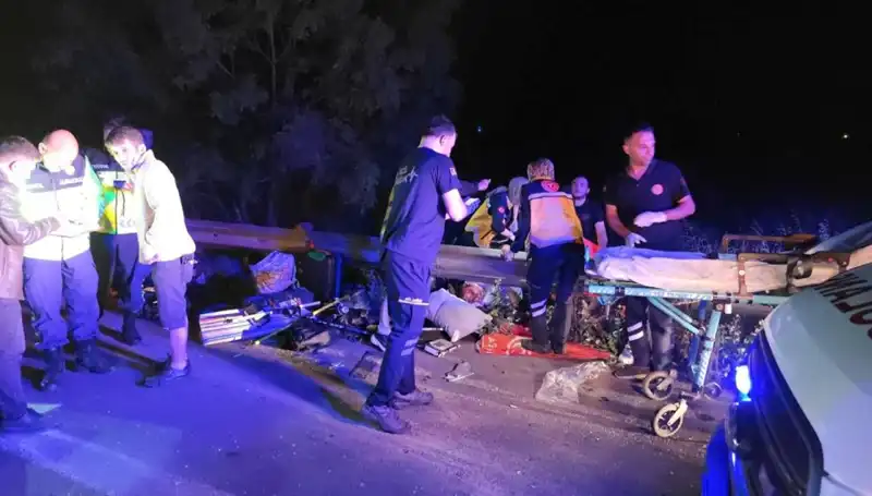 Minibüs Kazası: Yolcuların Hayatları Tehlikede, Şok Edici Görüntüler Ortaya Çıktı