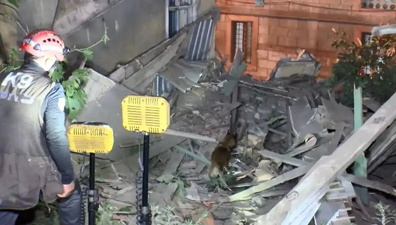 İstanbul'da Şok Edici Çöküş: Deprem Sonrası Hasar Gören Bina Yıkıldı