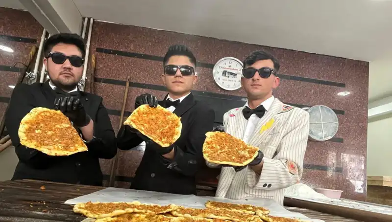 Takım Elbiseli Fırıncılar: Şaşkınlıkla Başlayan Bir Gülümsemenin Hikayesi