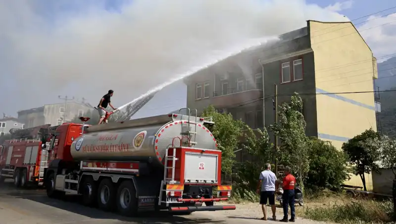 Çatı Katında Çıkan Yangın Korkuya Neden Oldu: Olay Anı Kameralarda