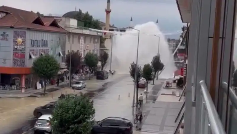 İçme Suyu Hattı Borusu Patladı: Şehirde Su Fışkırdı, Hayatlar Durdu!