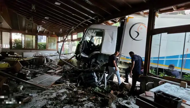 Freni Boşalan Kamyon Restorana Daldı, Şans Eseri Can Kaybı Olmadı