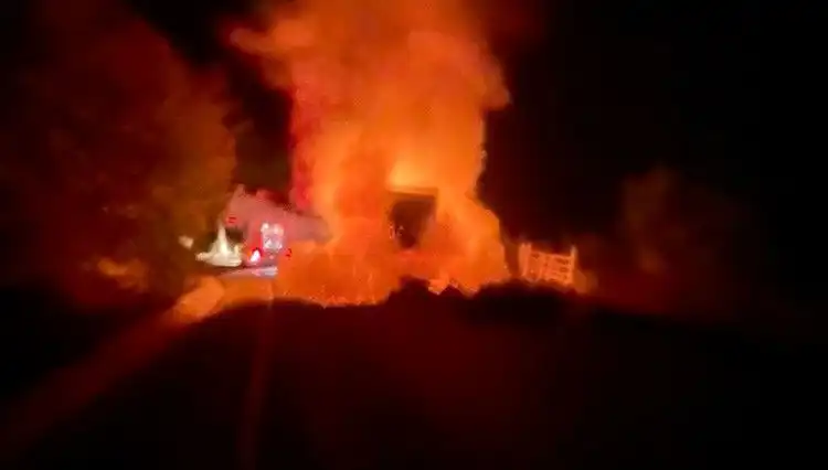 Seyir Halindeki Kamyonet Kıvılcımlarla Alev Alev Yandı: Olayın Ardındaki Sebepler