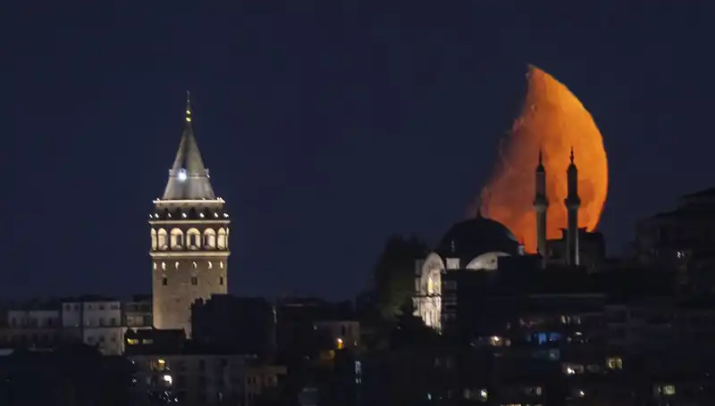 İstanbul’da Yarım Ay Gözler Önüne Serildi: Tarihi Anlar Yaşandı
