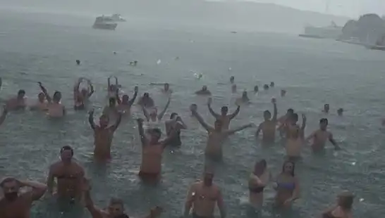 İstanbul Bebek'te Yağmura Rağmen Denize Giren Kalabalık Dikkat Çekti!