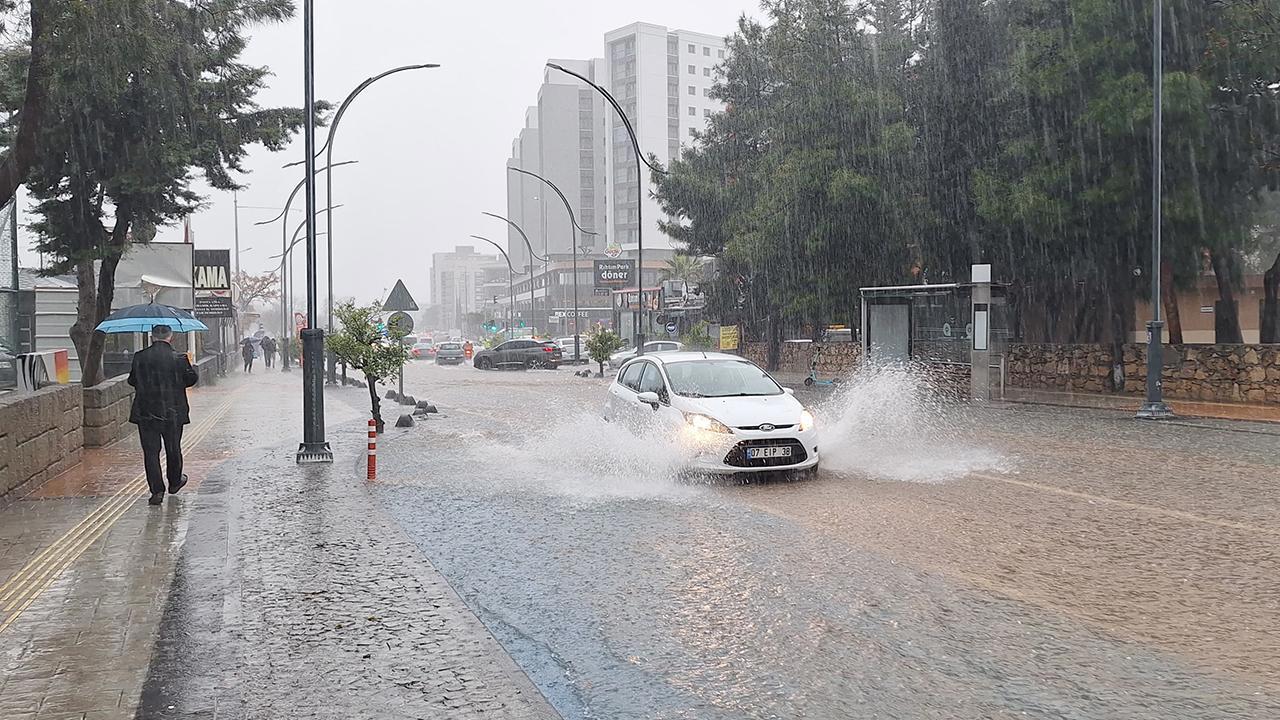 Meteoroloji 17 İli Uyardı: 'Turuncu' ve 'Sarı' Kodlarla Dikkat Çekti