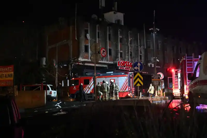 Maslak'ta Yangın Paniği: Park Halindeki Beş Araç Küle Döndü