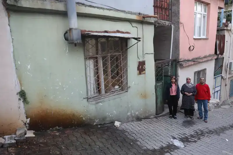 Tek Odalı Evin Mavi Rüyası: Banyosuz Hayatta Dört Kişilik Mücadele