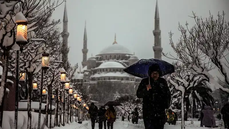 İstanbul'a Kış Geliyor: Kar Yağışı İle Değişecek Hava Durumu!