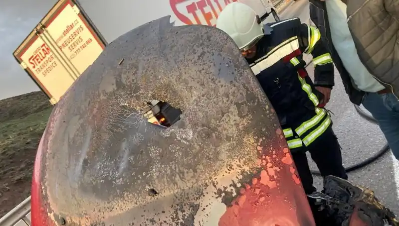Seyir Halindeki Otomobil Kısa Sürede Alev Alev Yandı, Olay Yerinde Panik Hakim Oldu
