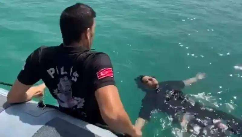 Baraj Gölünde Düşen Kadın Gemi Adamlarının Cesaretiyle Kurtarıldı