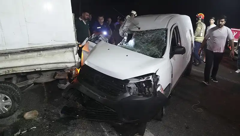İstanbul'da Feci Trafik Kazası: 3 Kişi Yaralandı, Olay Yerinde Panic Anlar!