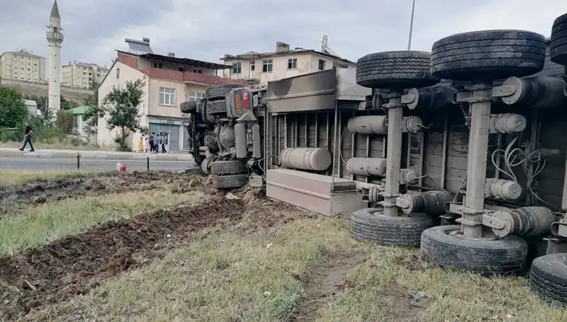 Erzurum'da Freni Boşalan TIR'dan Kaçış Yok: Dehşet Verici Kaza
