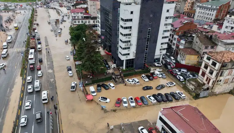Trabzon'da Sel Felaketi: Eşsiz Güzellikler Çamurla Kaplandı, Kayıp Kişi Aranıyor