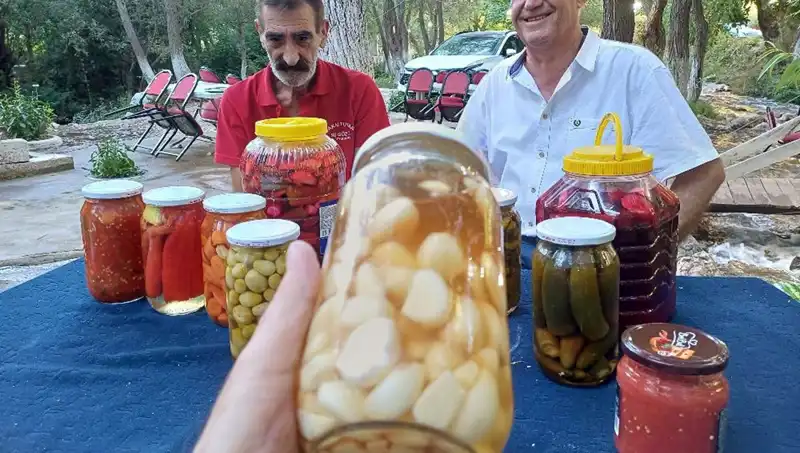 Araban Sarımsağı ile Hazırlanan Turşu: Şifa ve Lezzetin Buluşması