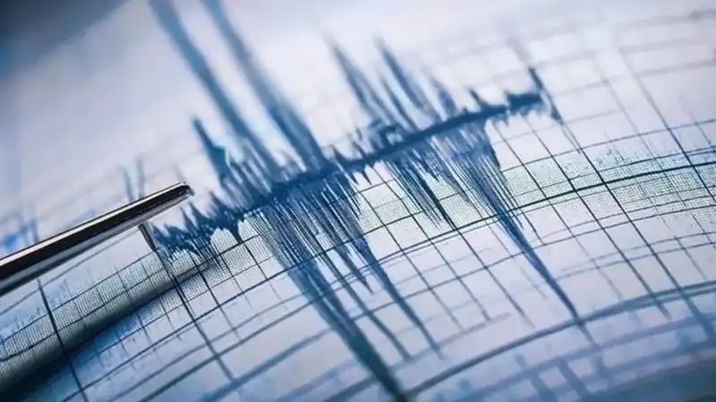 Ege Denizi'nde 4,8 Büyüklüğünde Deprem: Halkta Panik Oluşturdu