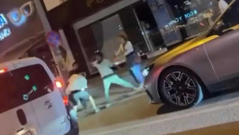 Cadde Boks Ringine Dönüştü: Sokaklarda Yumruklar Havada Uçuştu!