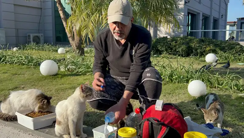 59 Yaşındaki Adamın Günde 8 Kilometre Yürüyüşü: Merhamet ve Davranışıyla Göz Dolduruyor
