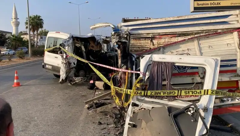 Mersin'de Tatil Yolunda Meydana Gelen Feci Kaza: 2 Ölü, 10 Yaralı