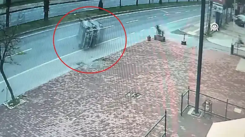 Korkunç Kaza Güvenlik Kamerasına Yansıdı: İki Yaralı