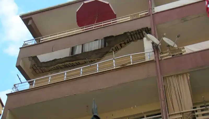 Güngören'de Korkutucu Olay: Beş Katlı Binanın Balkonu Aniden Çöktü