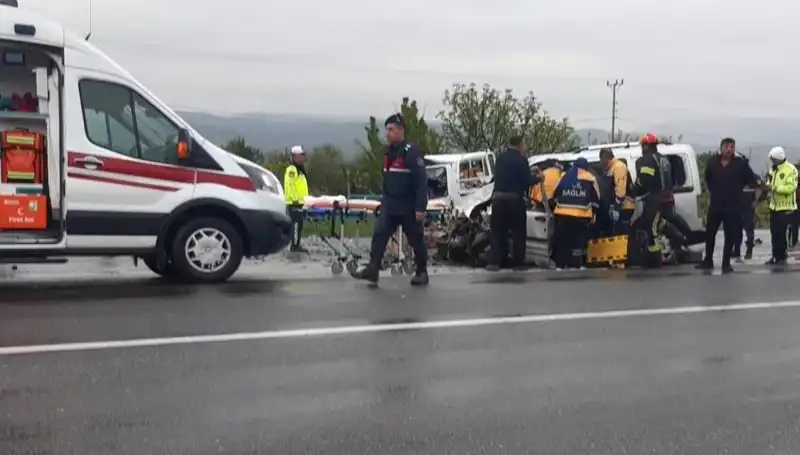 Denizli’de Feci Kaza: İki Araç Kafa Kafaya Çarpıştı, Çok Sayıda Yaralı Var!