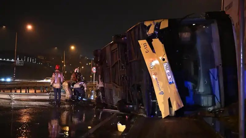 İstanbul’da Özel Halk Otobüsü Devrildi: Kazanın Ayrıntıları ve Sonrası