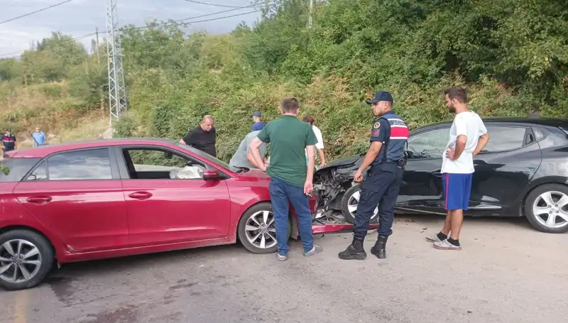 Karamürsel'de Sıkı Trafik Kazası: Dört Kişi Yaralandı!