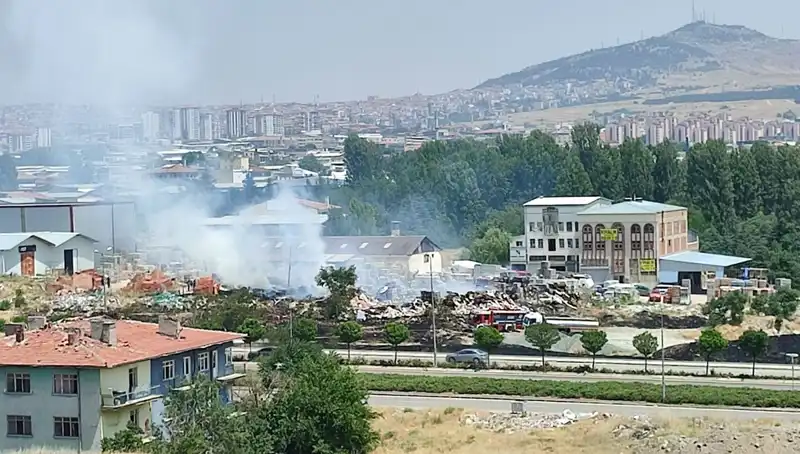 Otluk Alanda Başlayan Yangın, Depoyu Kül Etti: Herkes Şaşkın!