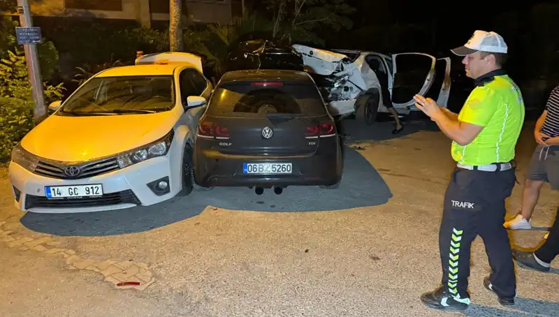 Alkollü Sürücü, Sokağı Savaş Alanına Çevirdi: Üç Araç Çarpıştı!