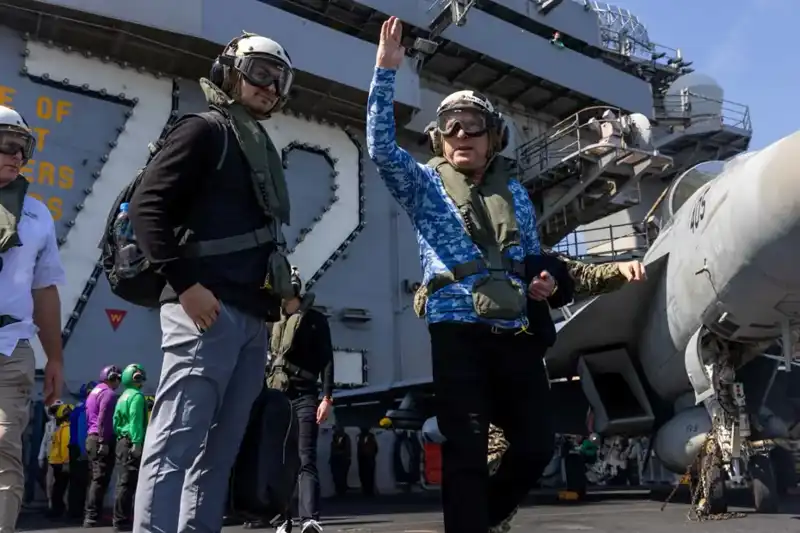 ABD Umman Ekibi, Sıkıntılı Süreçte Savaş Gemisini Ziyaret Etti