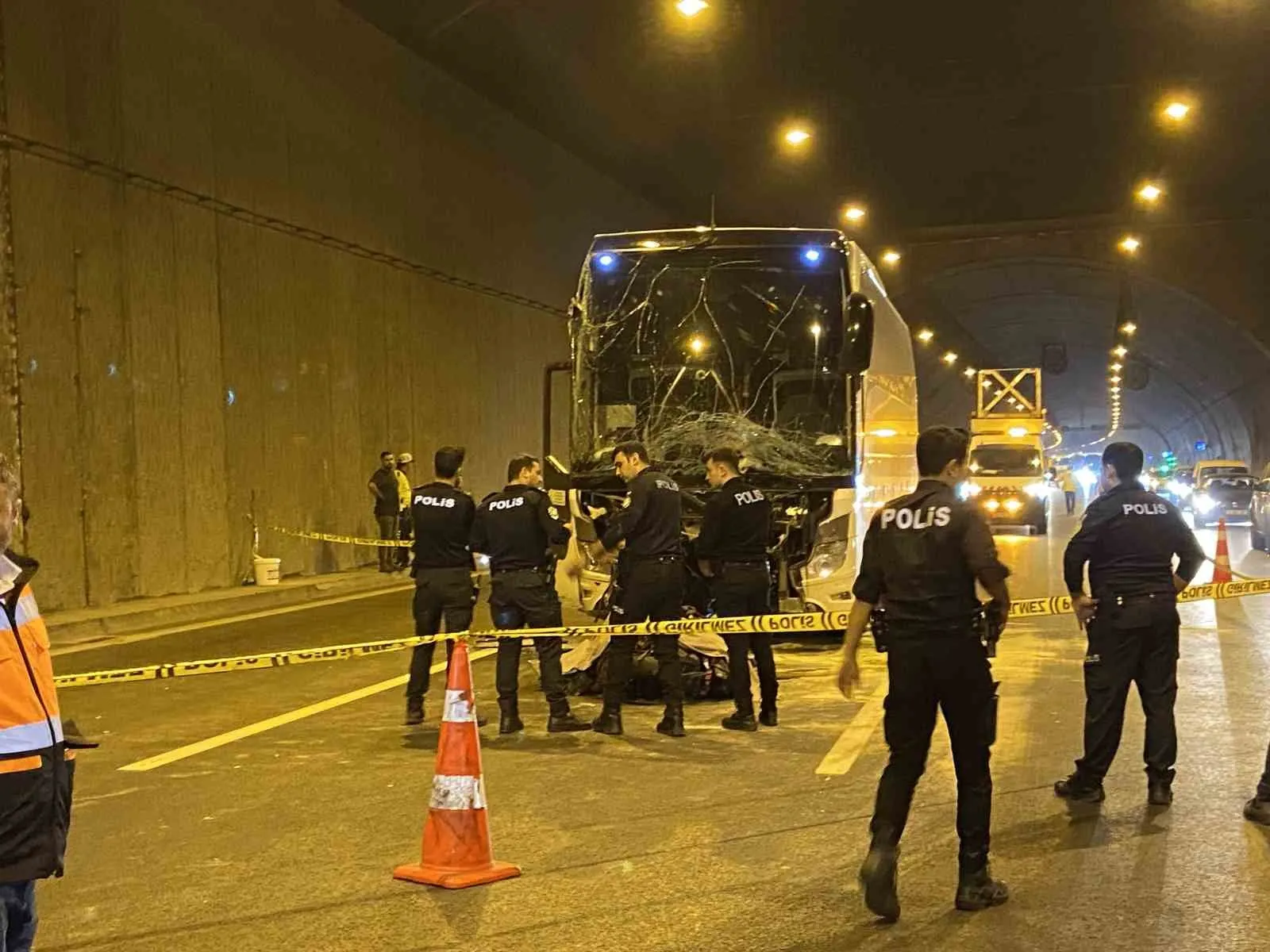 Sultangazi Cebeci Tüneli’nde Ters Yönde Yarış Felakete Dönüştü: 1 Ölü, 3 Yaralı