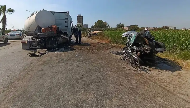 Adana'da Tanker ve Otomobilin Korkunç Çarpışması: 2 Yaralı