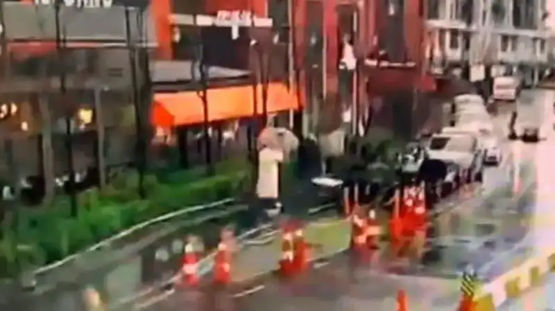 İstanbul’da Fırtınayla Devrilen Tabela Altında Kalan Bir Kişinin Dramı