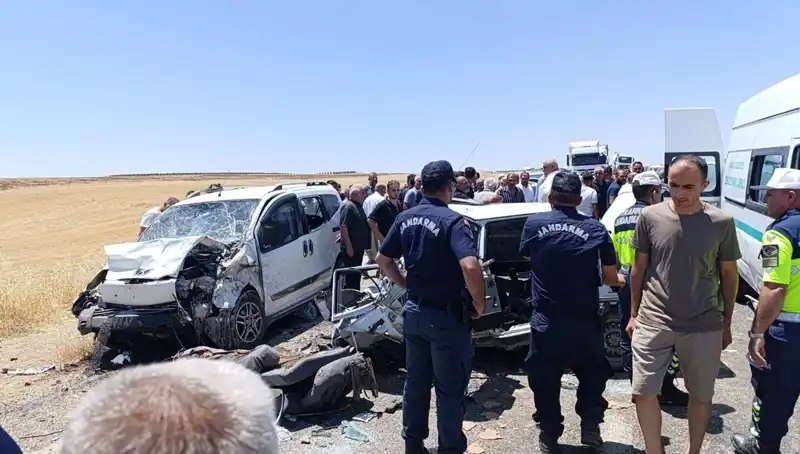İstanbul'da Feci Kaza: Otomobil ve Hafif Ticari Araç Çarpıştı, Can Aldı