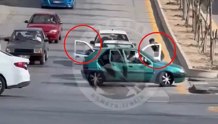 Trafikte Bıçak ve Kılıçlı Saldırı Olayı: Üç Kişi Gözaltına Alındı