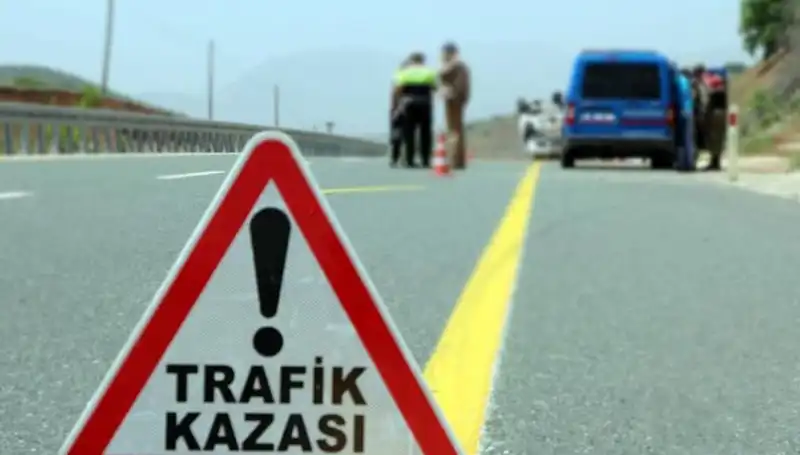 ** Trafik Kazası Felaketi: Otomobil ve Hafif Ticari Araç Çarpıştı, 6 Can Gitti!**