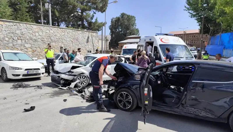 Bitlis’te Trafik Kavşağında Feci Kaza: 10 Yaralı Hastaneye Kaldırıldı