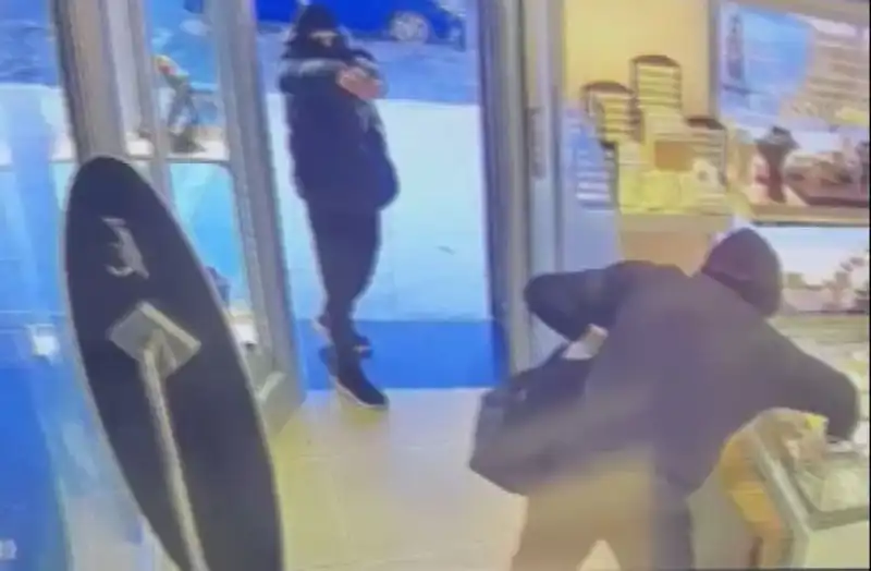 Ümraniye'de Soygun Girişimi: Maskeli Saldırganlar Silahlarla Güvenliği Tehdit Etti
