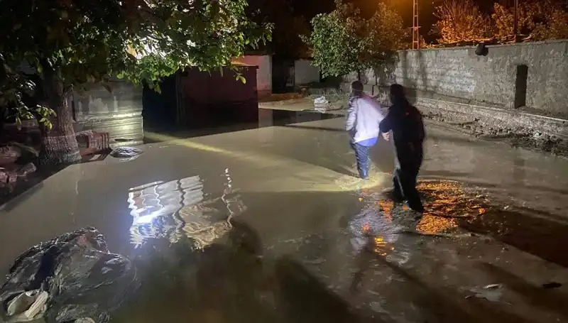 20 Dakikalık Şiddetli Yağış Felakete Neden Oldu: Evler Sular Altında