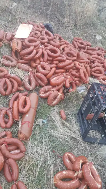 Ankara’da Yüzlerce Kilo Sucuk ve Salam Boş Araziye Atıldı: Gıda Israfı Krizi