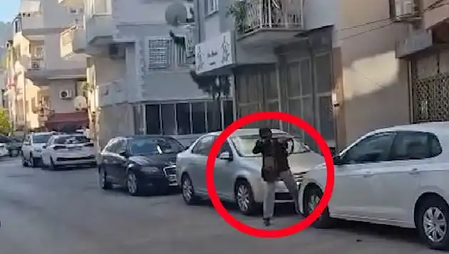 İzmir'de Dehşet Anları: Saldırganla Çatışma Görüntüleri Ortaya Çıktı