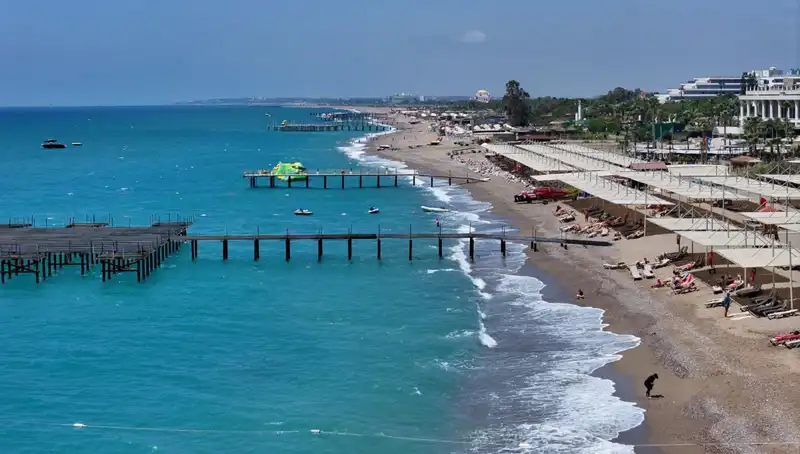 Antalya Sahillerinde Güneşli Hava ile Tatil Keyfi Zirveye Çıkıyor