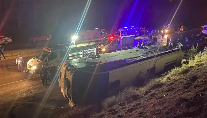 İşçi Servisi Şarampole Devrildi, 23 Kişi Yaralandı: Korkunç Kaza Detayları Ortaya Çıktı